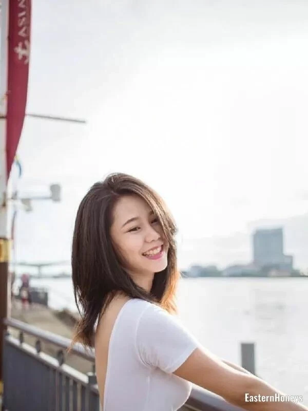 Rujira Profile image 2